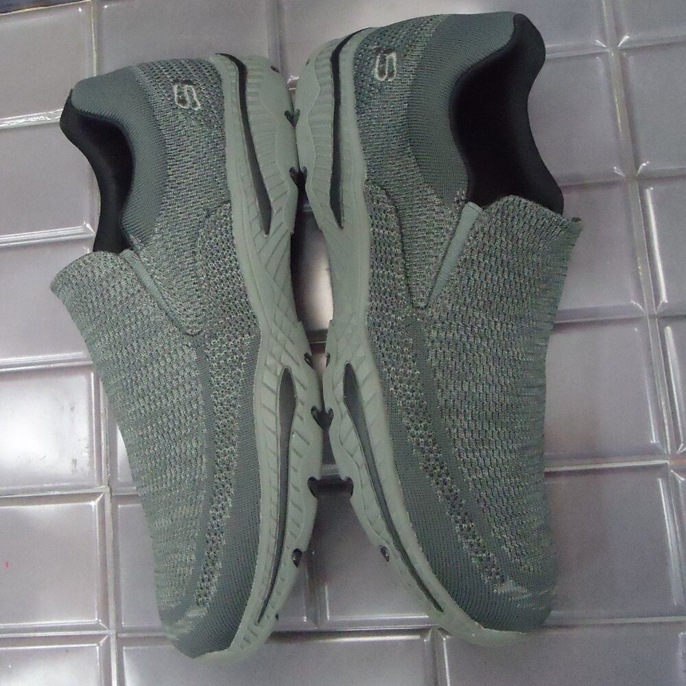 SIZE 10.5. Skechers Relaxed Fit Air- Cooled sneakers. - Picture 11 of 16